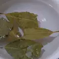 При киселини - риган и дафинов лист