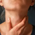 Как да се справим с възпаленото гърло?