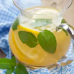 Лимонада с лимони и мед