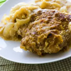 Свински стекове в лучен сос с картофено пюре