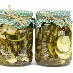 Мариновани тиквички в буркани