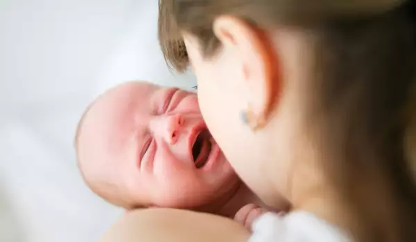 Постоянно оригване, колики и повръщане при бебето