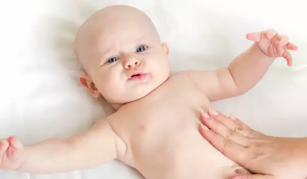 масаж на бебе с колики