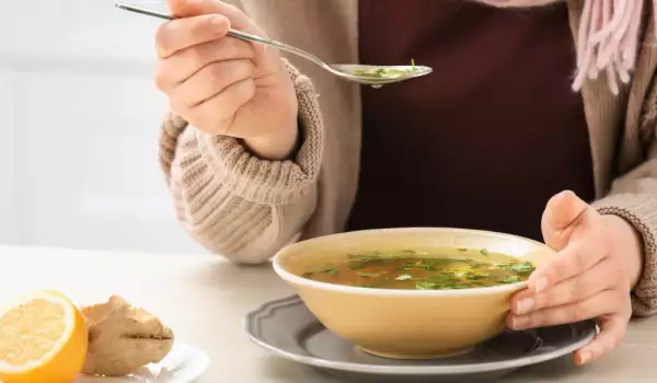 ядене на топла пилешка супа