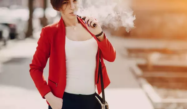 Електронните цигари увреждат белите дробове