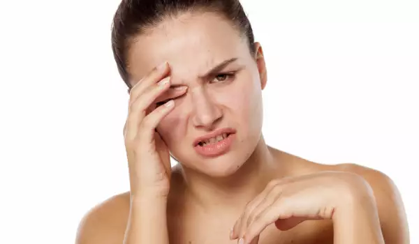 Какво причинява петна в окото?