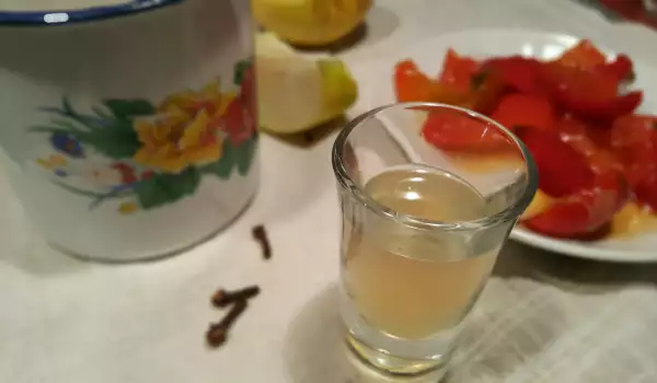 При ангина - гаргара с водка, мед и сода