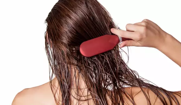 Защо спането с мокра коса е опасно за здравето?