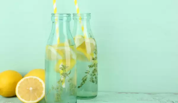 Лимонова вода против бръчки и мазна кожа
