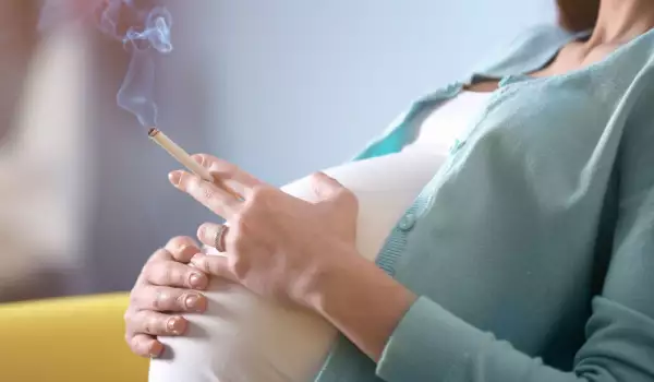 бременна пушачка