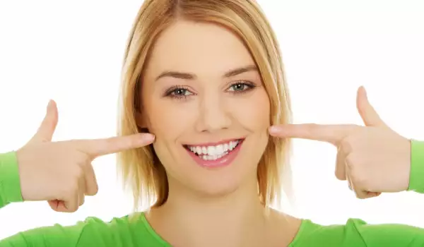Природни продукти за почистване на зъбите