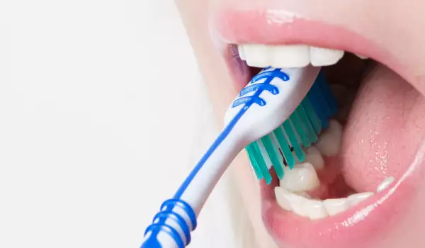Прекалено често миене на зъби – какви са рисковете?