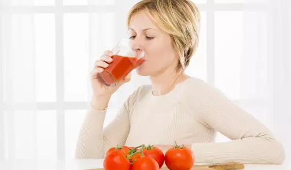 жена пие доматен сок