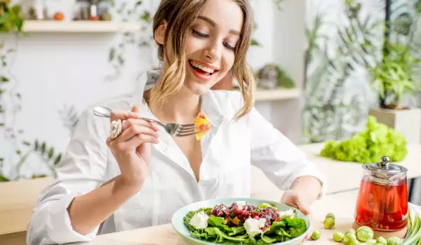 жена се храни здравословно